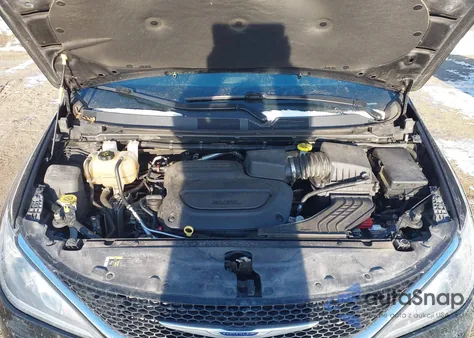 2020 Chrysler Pacifica Touring z USA, uszkodzony, nr VIN 2C4RC1FG1LR159001